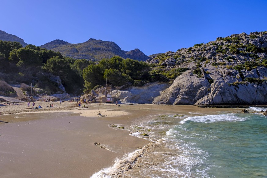 Strand Cala de Sant Vicenc und Kap Formentor, Pollença, Serra de Tramuntana, Mallorca, Balearen, Spanien, Europa *** Beach Cala de Sant VICENC and Cape Formentor, Pollença, Serra de Tramuntana, Majorc ...