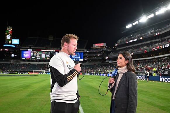 18.10.2023, USA, Philadelphia: Fußball: Länderspiele, Mexiko - Deutschland, Lincoln Financial Field. Bundestrainer Julian Nagelsmann spricht vor dem Spiel mit TV-Moderatorin Lea Wagner. Foto: Federico ...