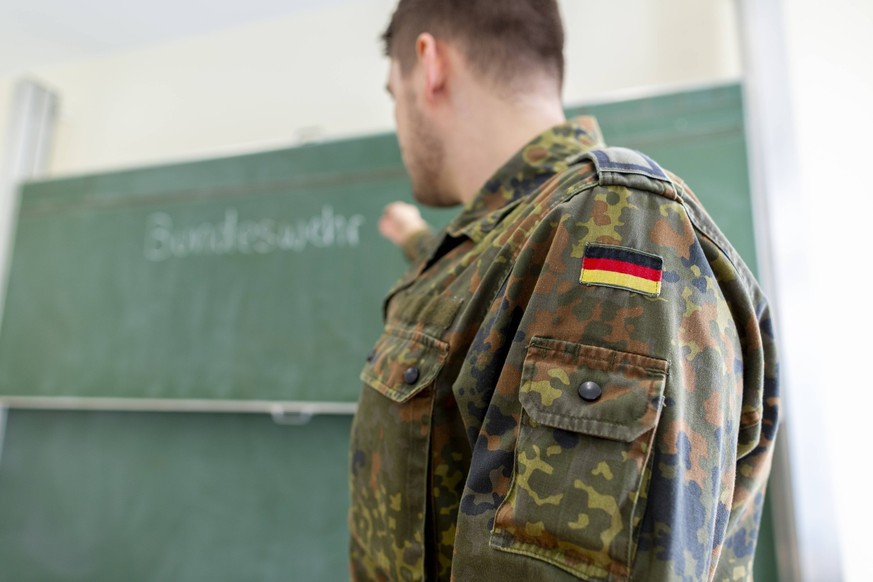 ausbildung,soldat,bundeswehr,berufsausbildung,soldaten *** education,army soldier,german military,educations,army soldiers,troops,german militaries uhk-fsk ,model released, Symbolfoto