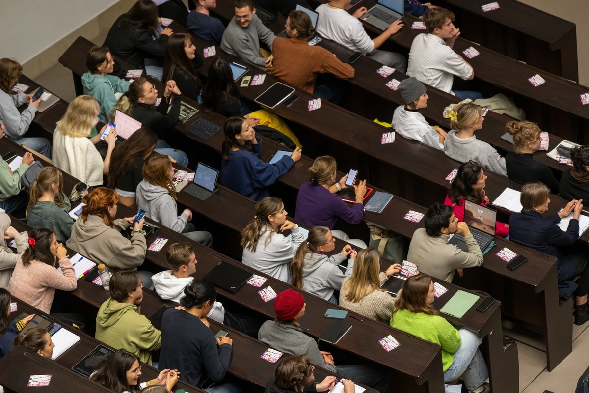 ARCHIV - 16.10.2023, Bayern, M�nchen: Studenten nehmen an der Einf�hrungsveranstaltung einer Universit�t teil. Mit der f�r kommendes Jahr geplanten Einf�hrung des 29-Euro-Tickets in Berlin ist die Zuk ...