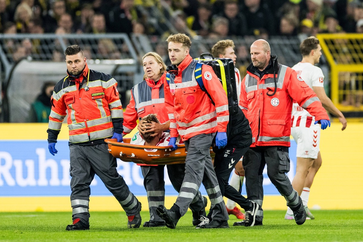 1. Fussball Bundesliga: Borussia Dortmund vs. 1. FC Koeln, 25.10.2025 DORTMUND, GERMANY - OCTOBER 25: Timo Huebers H�bers, Hubers, 1. FC Koeln, 4 is being carried off the pitch by medical staff after  ...
