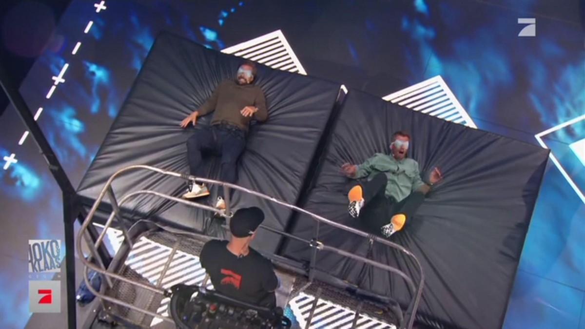 Klaas und Joko: Die beiden sprangen ohne was zu sehen auf die Matte.