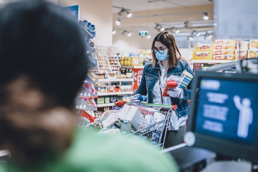 Kaprun THEMENBILD - eine Frau traegt eine Schutzmaske und Handschuhe bei ihrem Einkauf in einem Supermarkt waehrend der Coronavirus Pandemie, aufgenommen am 04. April 2020, Oesterreich // a woman wear ...