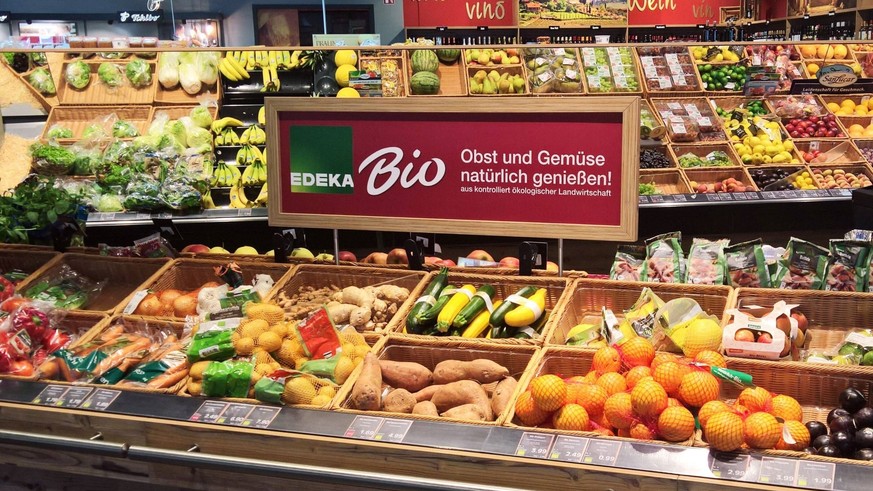 Edeka Supermarkt, Abteilung fuer Bio - Obst und Gemuese aus kontrolliert oekologischer Landwirtschaft