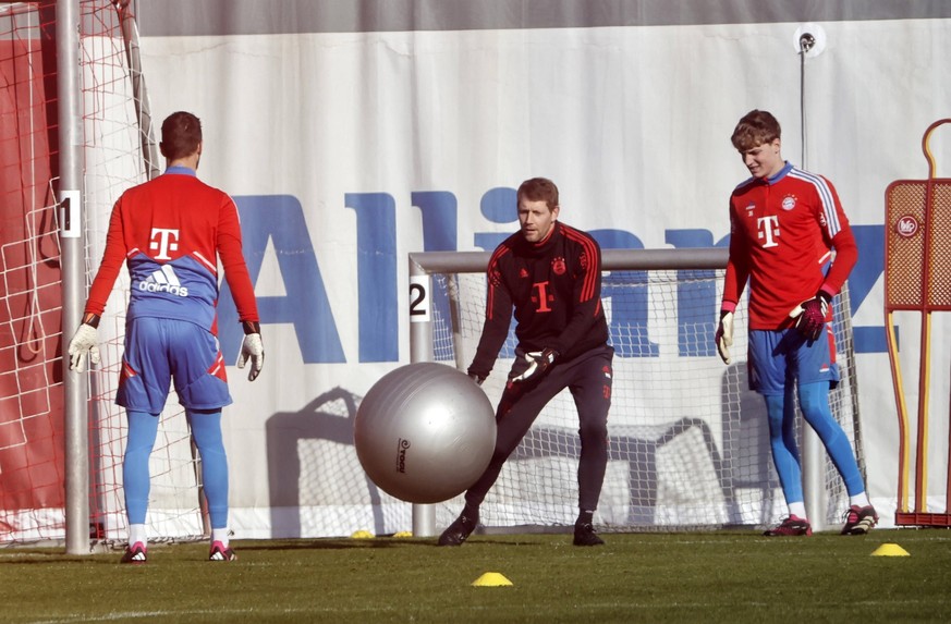 09.02.2023, FC Bayern Training, Saebenerstrasse, Muenchen, Fussball, im Bild: Sven Ulreich FC Bayern Muenchen, Torwart Trainer Michael Rechner FC Bayern und Johannes Schenk FC Bayern Muenchen *** 09 0 ...