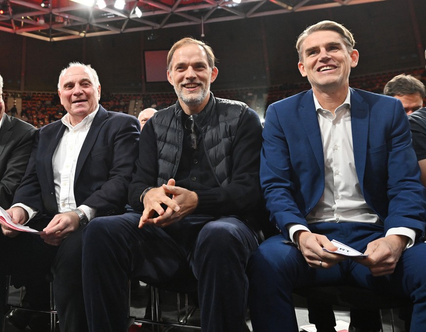 12.11.2023, Bayern, München: Fußball: Bundesliga, Jahreshauptversammlung des FC Bayern München. Bayerns Ehrenpräsident Uli Hoeneß (l-r), Trainer Thomas Tuchel und Sportdirektor Christoph Freund verfol ...