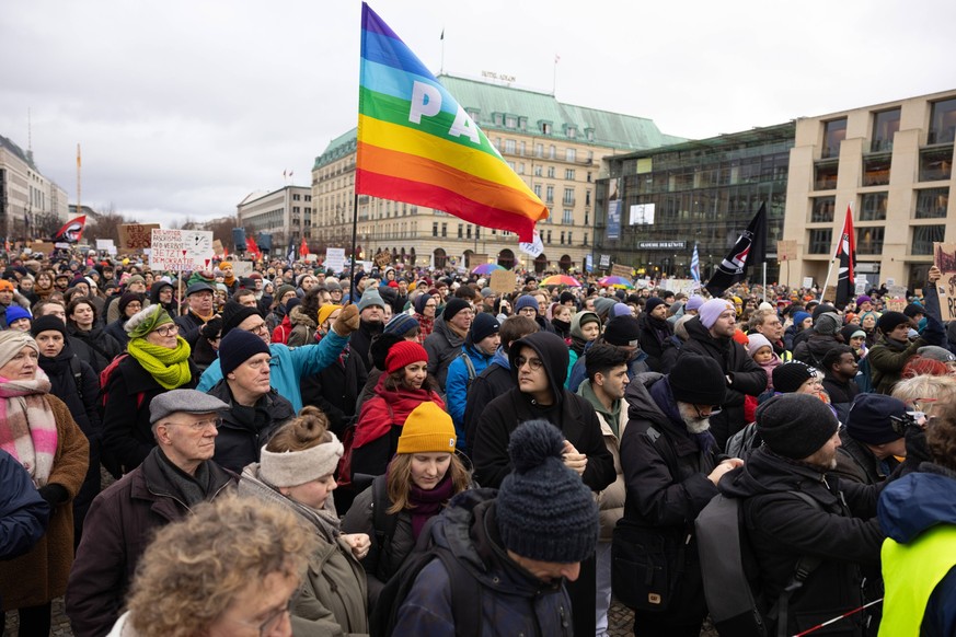 Demo Demokratie Verteidigen Deutschland, Berlin am 14.01.2024: Viele haben sich in Berlin auf dem Pariser Platz versammelt um gegen die AFD zu demonstrieren bzw zu verbieten. Es sind viel Familien, Ki ...