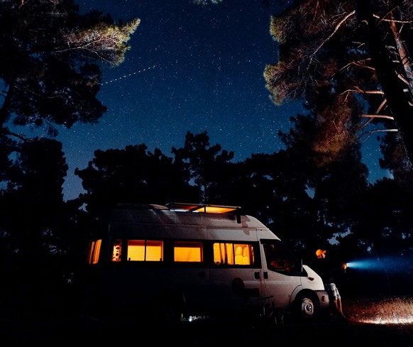 Camper in Nacht in der Natur Sternenhimmel