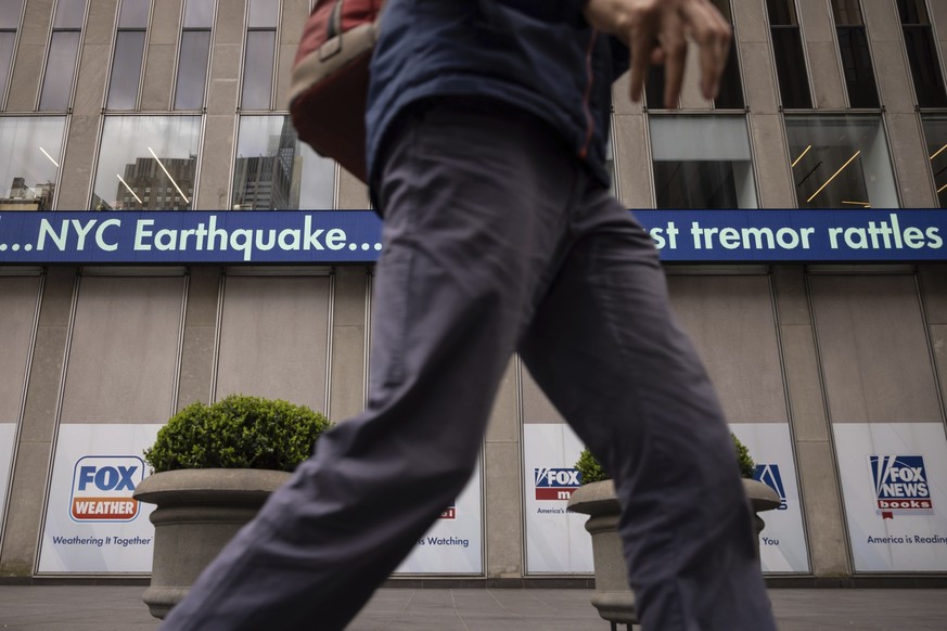 05.04.2024, USA, New York: Ein Nachrichtenticker vor dem News Corp. Hauptquartier zeigt die Nachricht über ein Erdbeben der Stärke 4,8 in New York an. Foto: Yuki Iwamura/FR171758 AP/AP +++ dpa-Bildfun ...