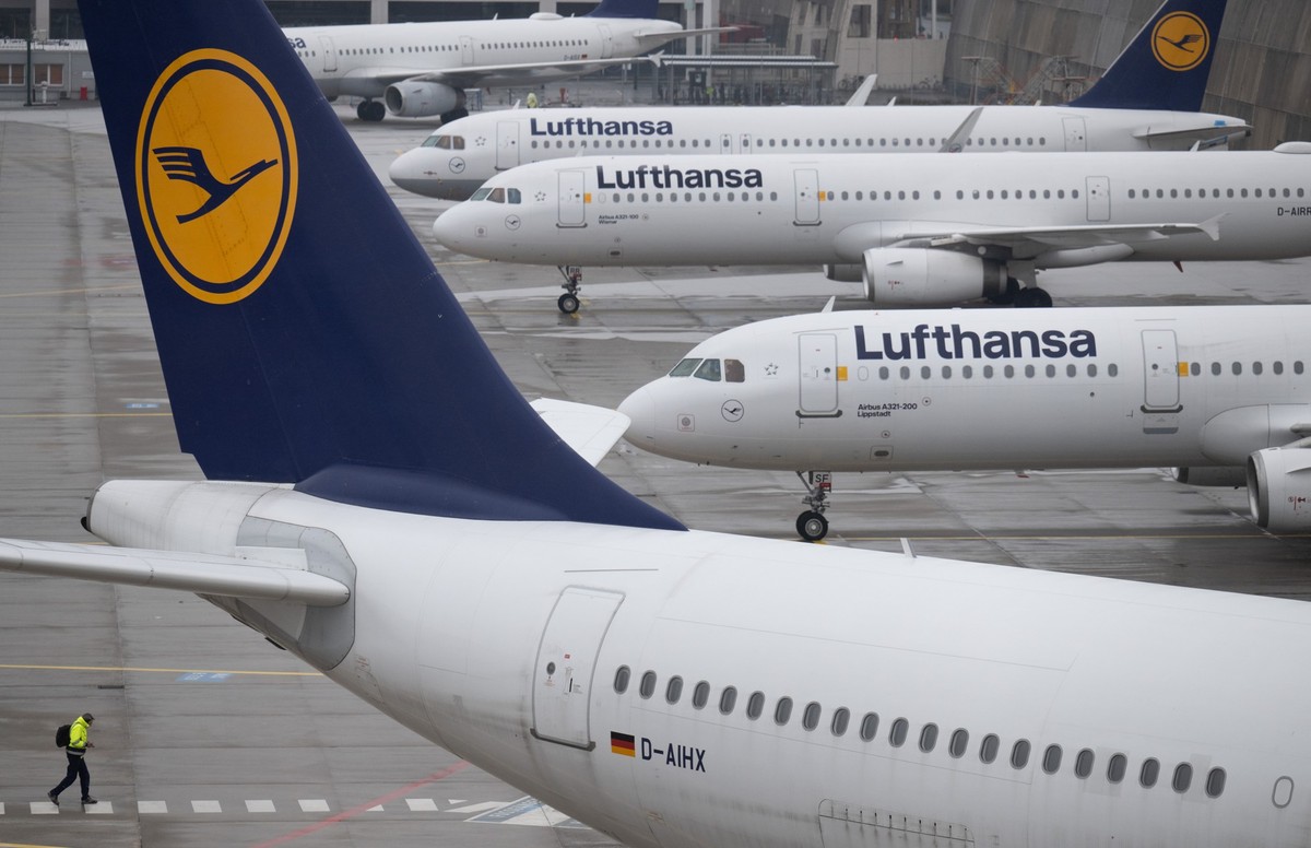 17.01.2024, Hessen, Frankfurt/Main: Ein Mann geht auf dem Flughafen Frankfurt an Passagiermaschinen der Lufthansa vorbei. Angesichts der Wetterlage hat der Flughafen den Flugplan zusammengestrichen. F ...