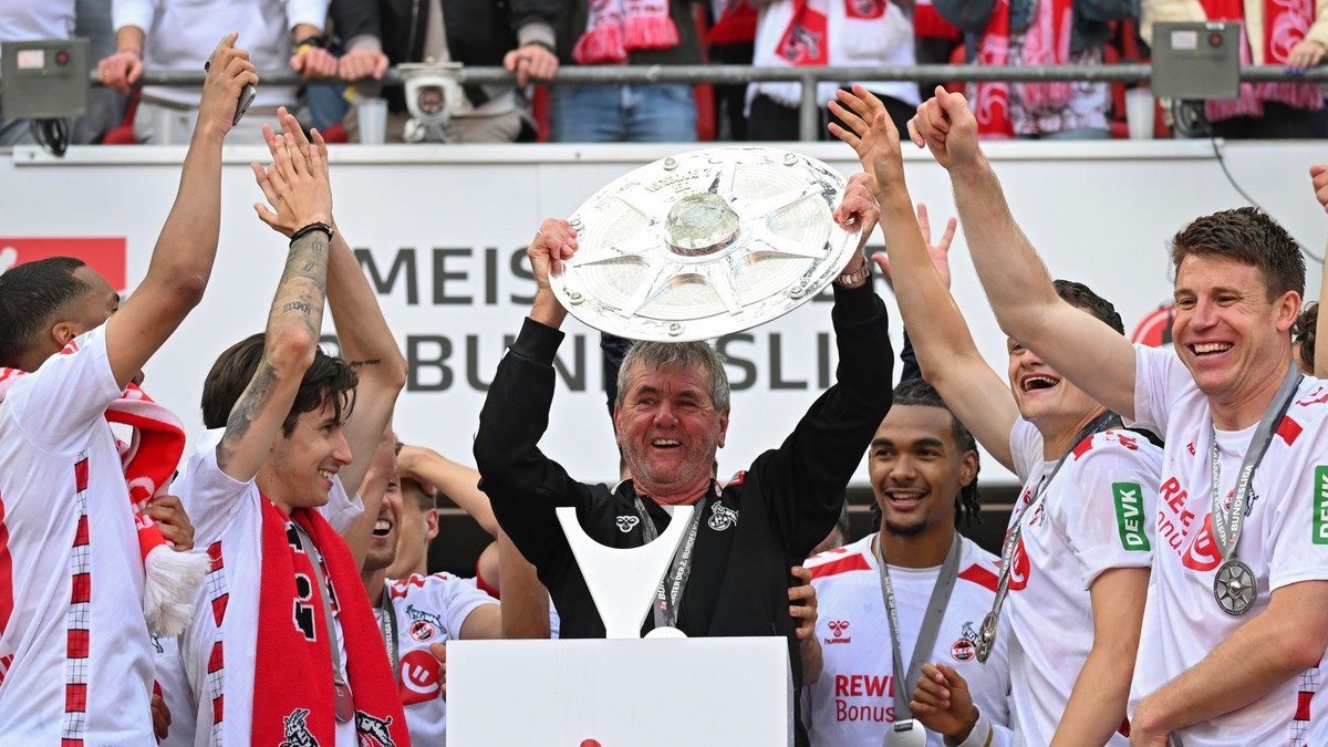 ARCHIV - 18.05.2025, Nordrhein-Westfalen, K�ln: Fu�ball, 2. Bundesliga, 1. FC K�ln - 1. FC Kaiserslautern, 34. Spieltag, RheinEnergieStadion, K�lns Trainer Friedhelm Funkel feiert mit der Zweitliga-Me ...