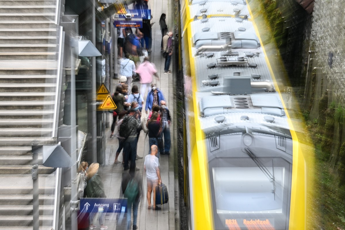 ARCHIV - 27.08.2022, Baden-Württemberg, Überlingen Am Bodensee: Zugreisende stehen am Bahnhof, um in den Zug einzusteigen. (Aufnahme mit Langzeitbelichtung und Zoom-Effekt) (zu dpa «VCD: Deutschlandti ...