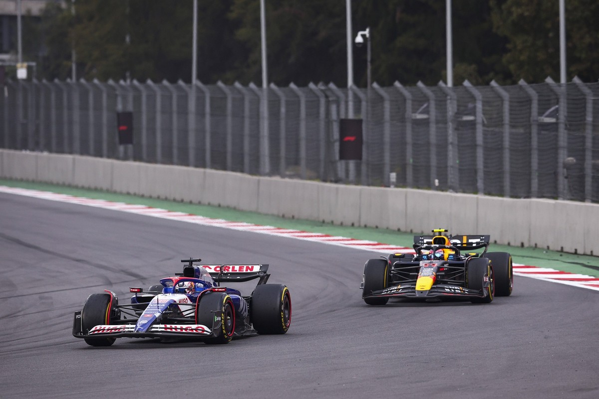 30 LAWSON Liam nzl, Visa Cash App RB F1 Team VCARB 01, 11 PEREZ Sergio mex, Red Bull Racing RB20, action during the Formula 1 Gran Premio de la Ciudad de Mexico 2024, 20th round of the 2024 Formula On ...