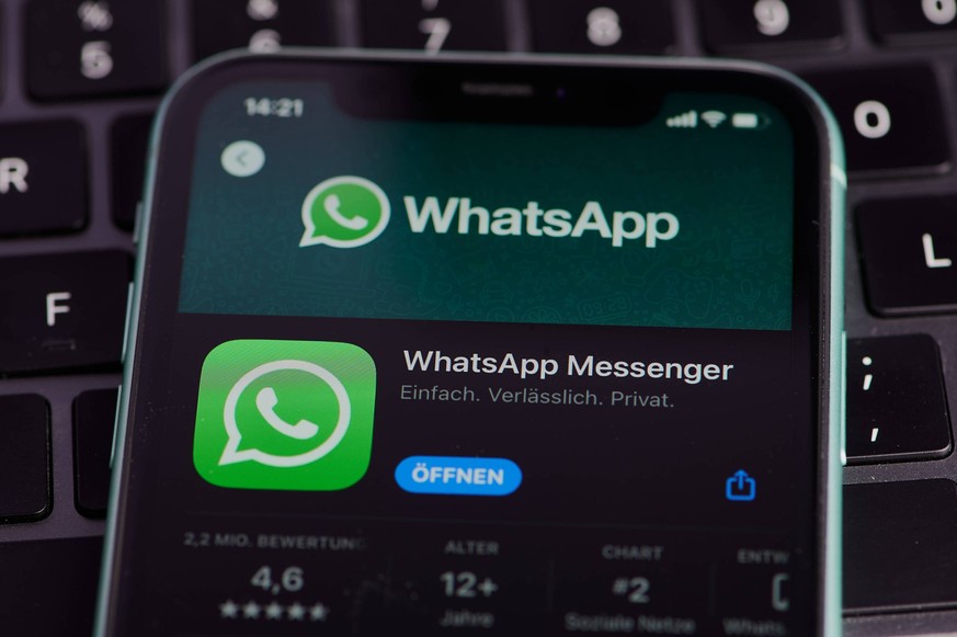 Mainz, Deutschland - 25. September 2022: App-Symbol des Whatsapp-Messengers auf einem deutschen Smartphone im App Store *** Mainz, Germany 25 September 2022 App symbol of Whatsapp MESSENGERS at a Germ ...