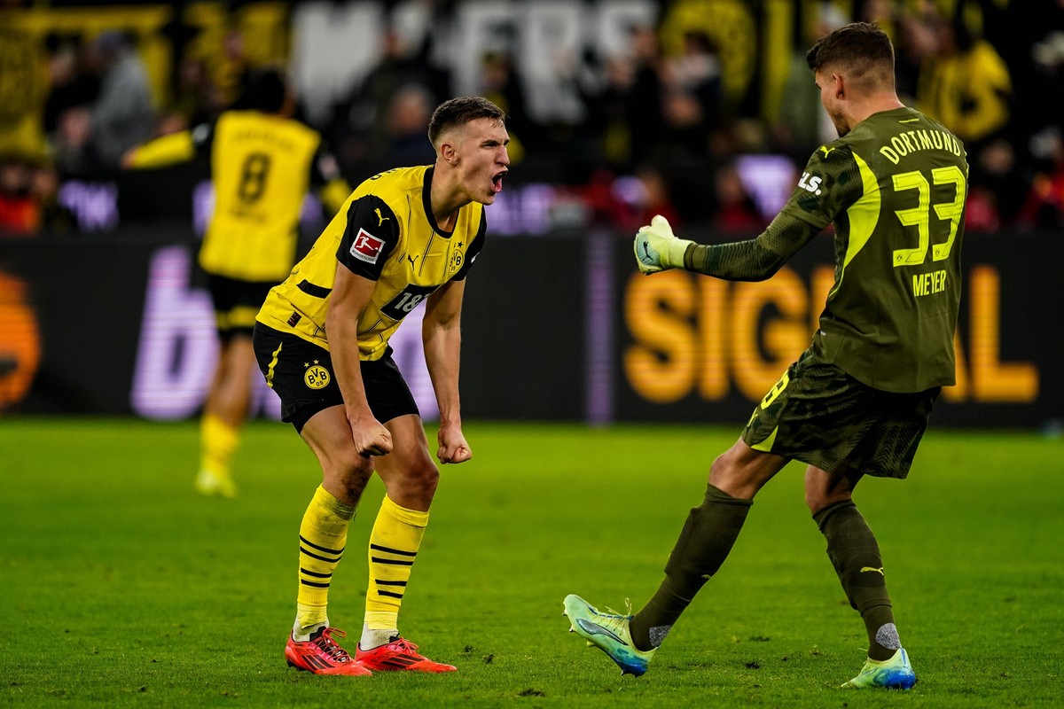 DORTMUND, GERMANY - NOVEMBER 2: Nico Schlotterbeck of Borussia Dortmund and Borussia Dortmund goalkeeper Alexander Meyer celebrate their team s win during the Bundesliga match between Borussia Dortmun ...