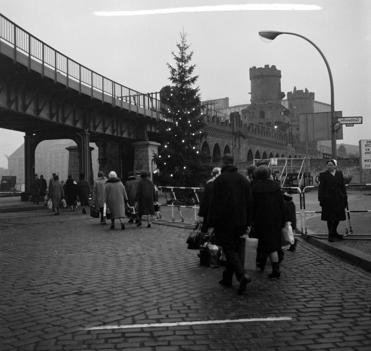 BORDER PEOPLE CROSS BORDER TO EAST WITH CHRISTMAS GIFTSIN WEST BERLIN ; 24 DECEMBER 1964, BERLIN Copyright: Topfoto PUBLICATIONxINxGERxSUIxAUTxONLY UnitedArchivesIPU490612