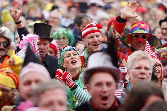 Karnevalsauftakt in Köln: Bei der Sessionseröffnung auf dem Heumarkt feiern verkleidete Jecken und Karnevalisten in Kostümen den Beginn der heißen Phase des Kölner Karneval mit dem Elften Elften und d ...