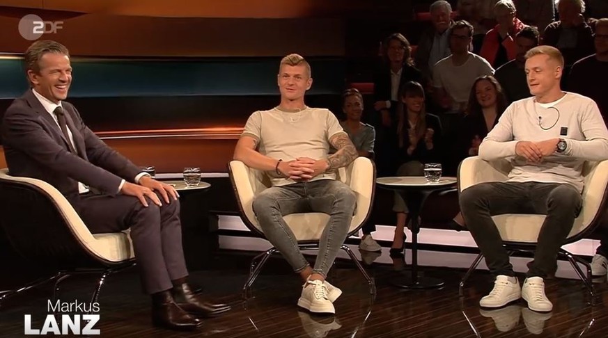 Einer lacht, zwei gucken verdutzt: Markus Lanz bohrt bei Toni und Felix Kroos nach pikanten Details über Cristiano Ronaldo.