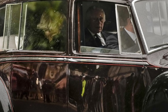 dpatopbilder - 13.09.2022, Gro�britannien, London: K�nig Charles III. und Camilla, die k�nigliche Gemahlin, fahren zum Buckingham Palast. Foto: Andreea Alexandru/AP/dpa +++ dpa-Bildfunk +++