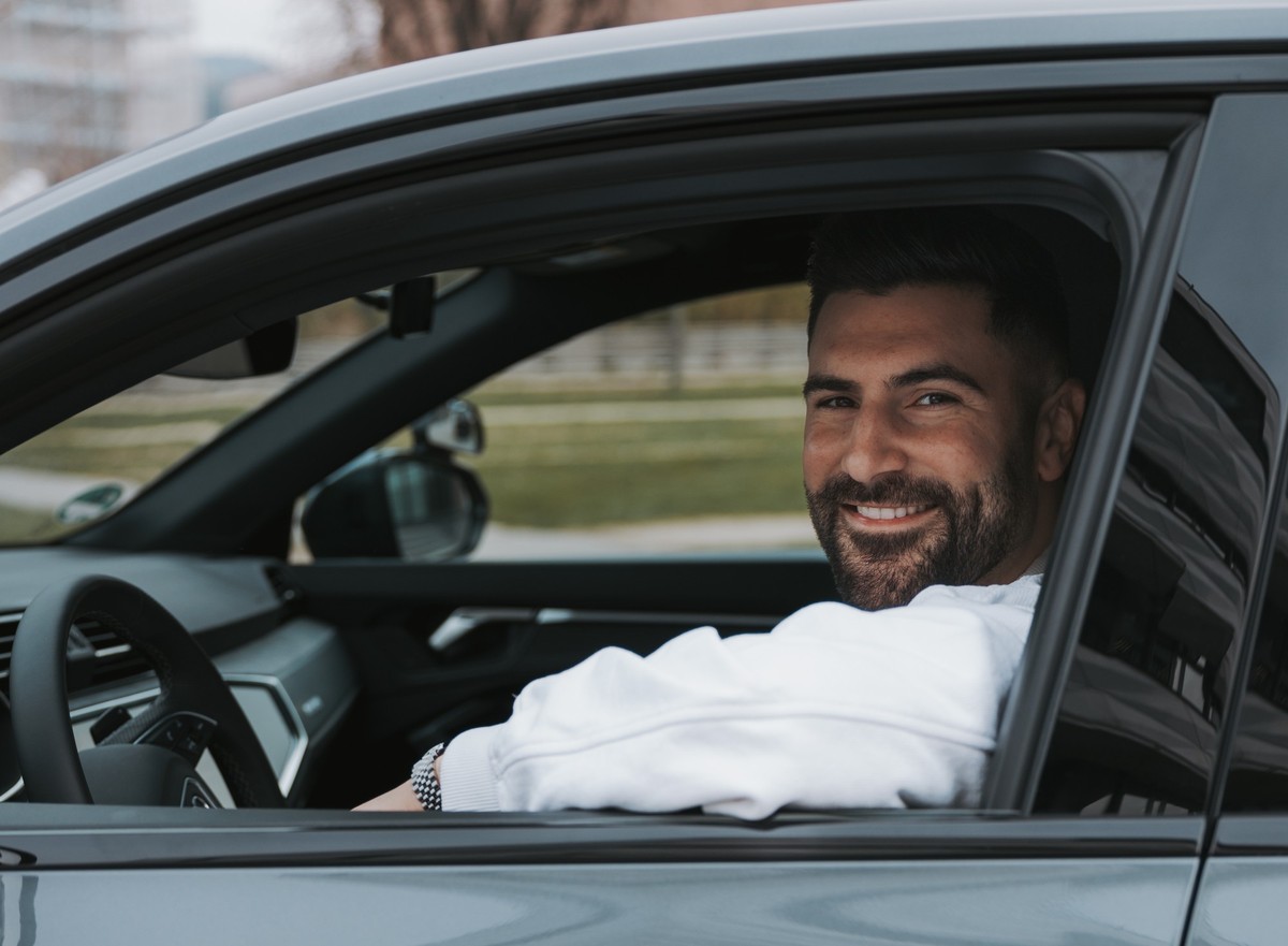Fahrlehrer Lukas Can erreicht auf Tiktok hunderttausende Menschen mit seinen Videos.