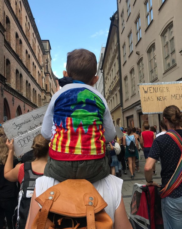 Mit ihrem kleinen Sohn geht Anna auf die Demonstrationen von Fridays for Future.