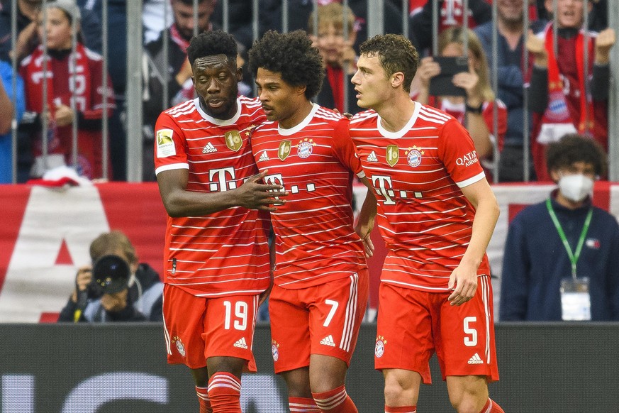 08.05.2022, Allianz Arena, Muenchen, GER, DFB, FC Bayern Muenchen vs. VfB Stuttgart , im Bild Jubel nach dem Tor zum 1-1 durch Serge Gnabry (FCB #7) mit Alphonso Davies (FCB #19) Benjamin Pavard (FCB  ...