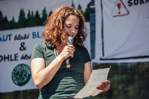 Antonia Messerschmitt ist 21 Jahre alt, studiert Forstingenieurwesen und organisiert seit 2019 die Streiks von Fridays for Future in München. Am 19.03. Ist sie bundesweite Pressesprecherin für Fridays for Future Deutschland.