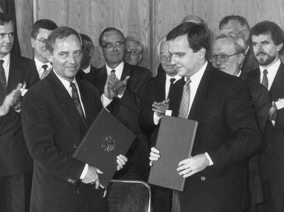 Bundesinnenminister Wolfgang Schaeuble, CDU, und der DDR - Staatsekretaer Guenter Krause unterzeichneten in Bonn den Einigungsvertrag. Bonn, den 20.08.1990 , Bonn Deutschland PUBLICATIONxINxGERxSUIxAU ...
