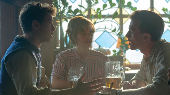 Munich - The Edge of War. (L to R) George MacKay as Hugh Legat, Liv Lisa Fries as Lena, Jannis Niewohner as Paul Hartman, in Munich - The Edge of War. Cr. Courtesy of Netflix © 2021