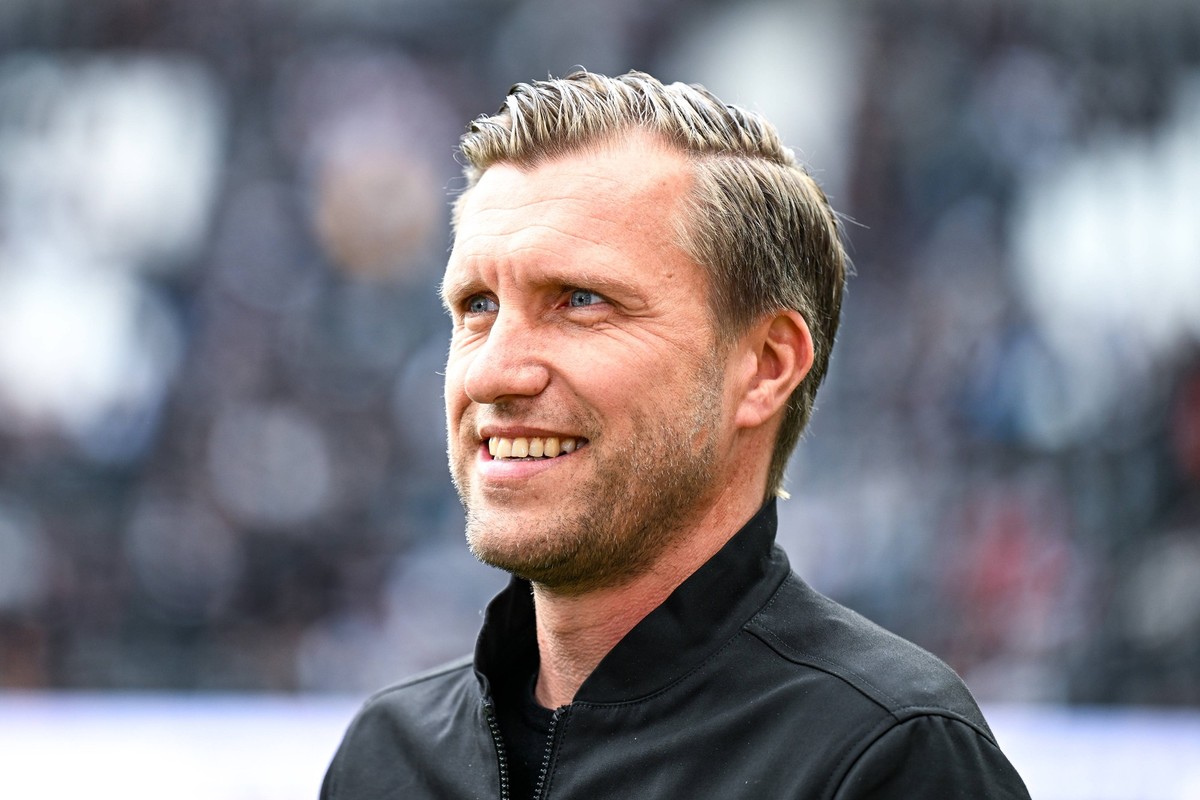 Markus Kroesche Vorstand Eintracht Frankfurt vor dem Spiel, GER, Eintracht Frankfurt vs. 1. FC Heidenheim, Fussball, 1. Bundesliga, 29. Spieltag, Saison 2024/2025, 13.04.2025. DFL REGULATIONS PROHIBIT ...