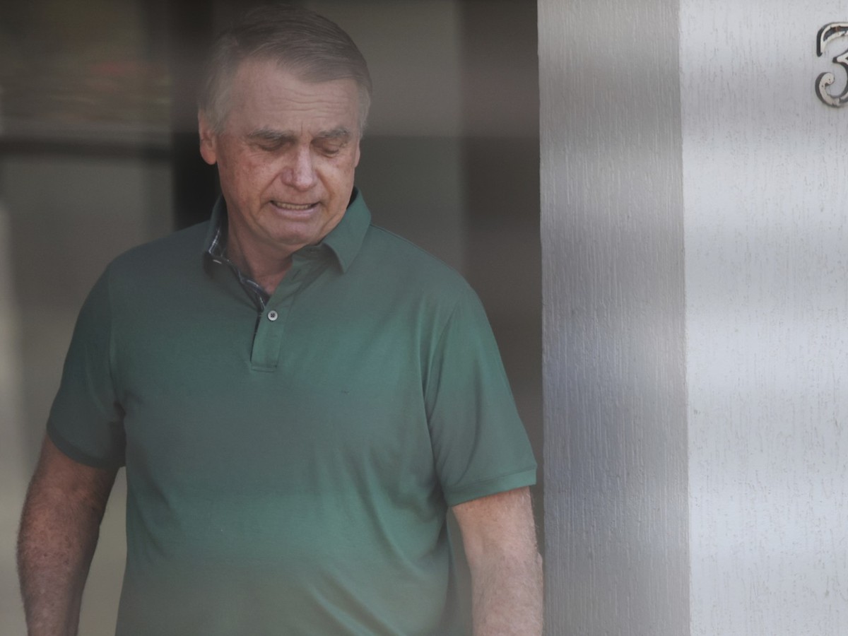11.09.2025, Brasilien, Brasilia: Brasiliens ehemaliger Präsident Jair Bolsonaro steht am Eingang seines Hauses, in dem er unter Hausarrest steht. Foto: Luis Nova/AP/dpa +++ dpa-Bildfunk +++