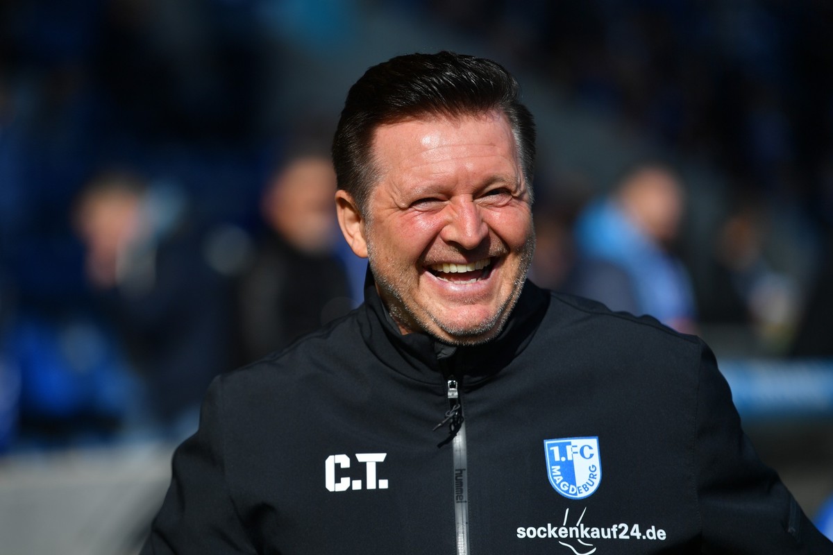 06.10.2024, Sachsen-Anhalt, Magdeburg: Fu�ball: 2. Bundesliga, 1. FC Magdeburg - SpVgg Greuther F�rth, 8. Spieltag, Avnet Arena. Christian Titz, Trainer von Magdeburg, lacht am Spielfeldrand. Foto: Ch ...
