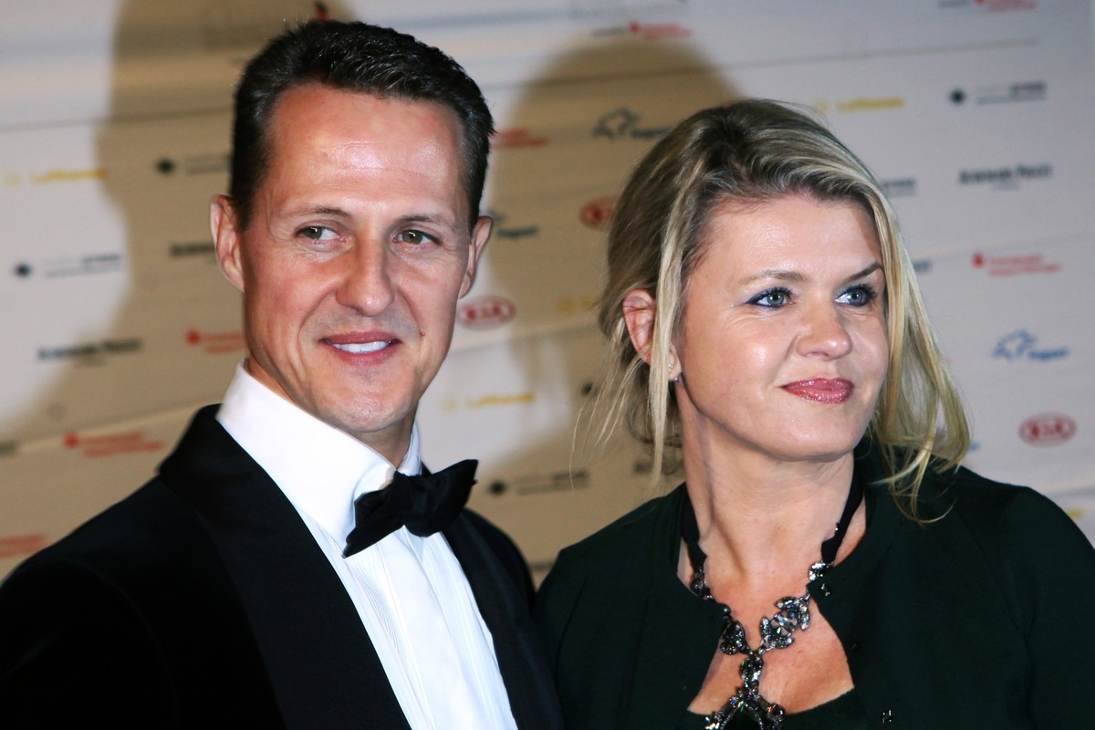 ARCHIV - 10.11.2012, Hessen, Frankfurt/Main: Formel-1-Rennfahrer Michael Schumacher und seine Frau Corinna kommen am 10.11.2012 in die Alte Oper in Frankfurt am Main (Hessen) zum 31. Deutschen Sportpr ...