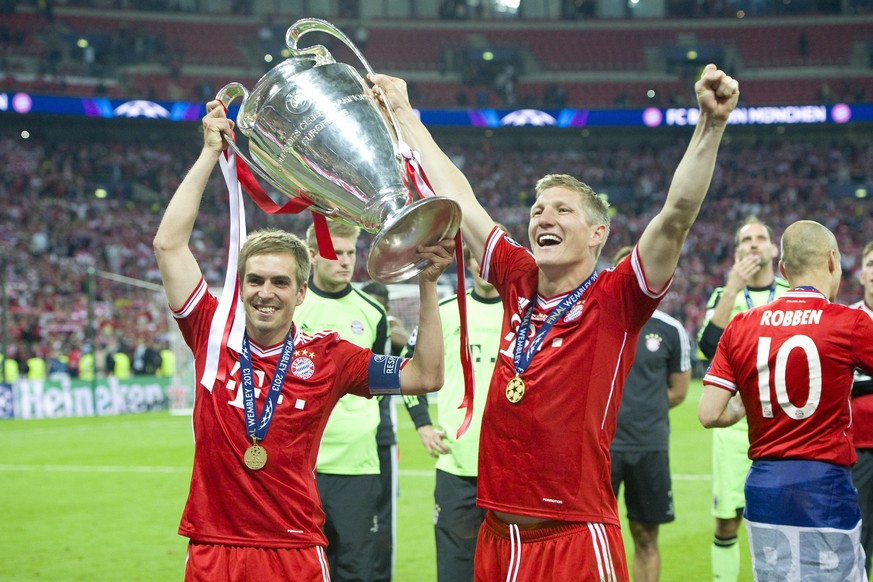 Vorschau zum Champions League Finale 2020 Paris St.Germain-FC Bayern Muenchen am 23.08.2020. Archivfoto; Philipp LAHM (li.) und Bastian SCHWEINSTEIGER (beide M) jubeln mit Pokal, Fussball Champions Le ...