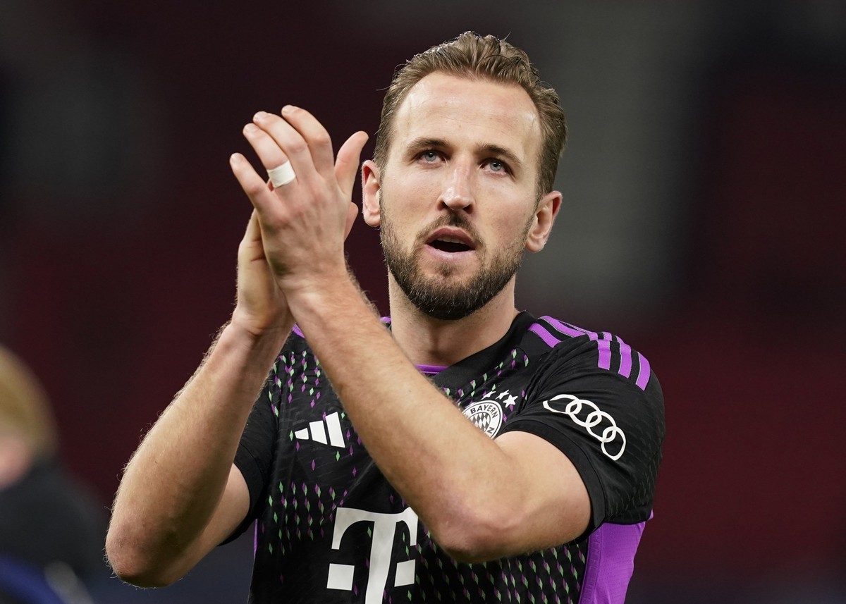 12.12.2023, Großbritannien, Manchester: Fußball: Champions League, Manchester United - Bayern München, Gruppenphase, Gruppe A, 6. Spieltag im Old Trafford, Münchens Harry Kane applaudiert nach dem Spi ...