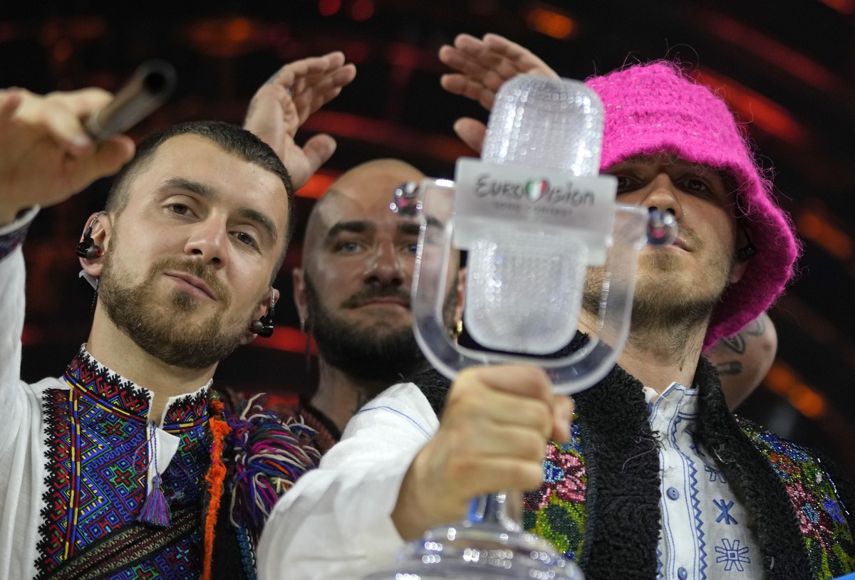 15.05.2022, Italien, Turin: Das Kalush Orchestra aus der Ukraine feiert den Gewinn des Eurovision Song Contest (ESC). Der internationale Musikwettbewerb findet zum 66. Mal statt. Im Finale stehen 25 L ...