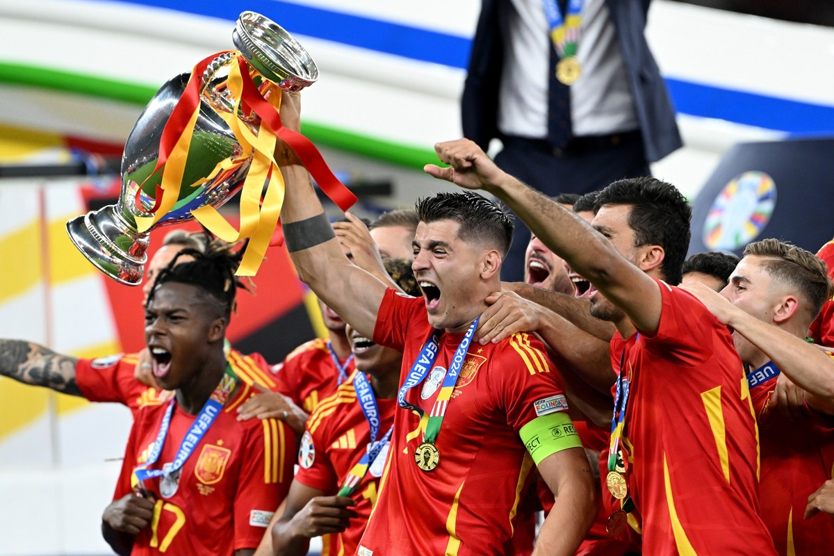14.07.2024, Berlin: Fu�ball, UEFA Euro 2024, EM, Finale, Spanien - England, Olympiastadion Berlin, Spaniens Spieler um Alvaro Morata (M) jubeln nach dem Sieg mit dem Pokal. Foto: Federico Gambarini/dp ...