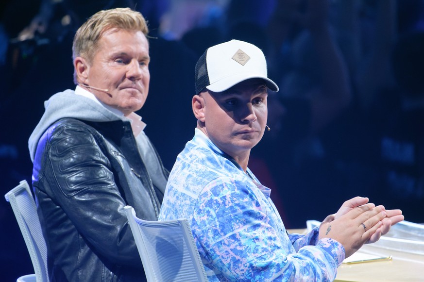 08.04.2023, Nordrhein-Westfalen, Köln: Die Juroren Dieter Bohlen (l) und Pietro Lombardi sitzen beim Halbfinale der Castingshow «Deutschland sucht den Superstar» auf der Bühne. Foto: Henning Kaiser/dp ...