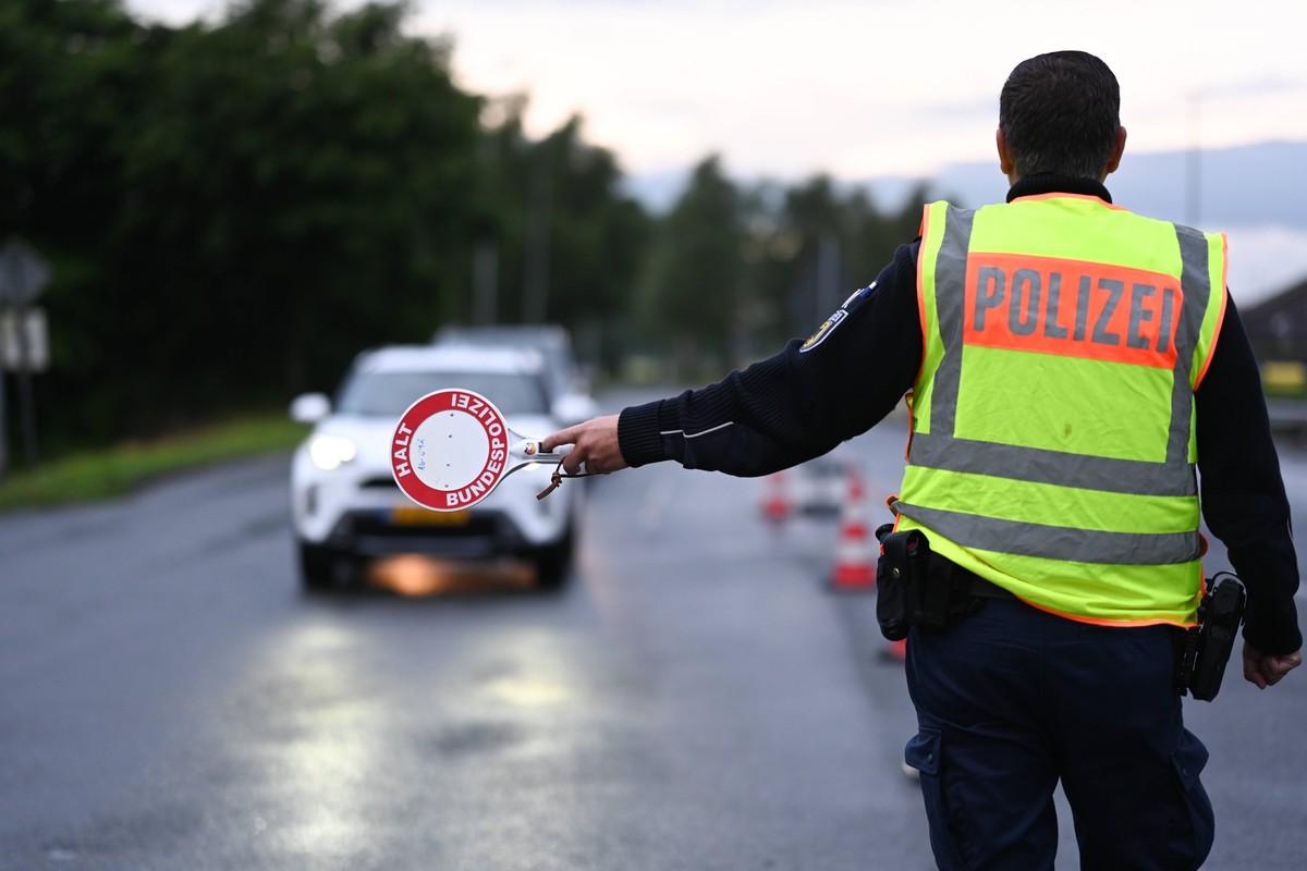 News Bilder des Tages Grenzkontrolle im Anreiseverkehr zum ersten Spiel der Niederlande. Seit den Frühen Morgenstunden des 15. Juni kontrolliert die Bundespolizeidirektion Bad Bentheim am Grenzübergan ...