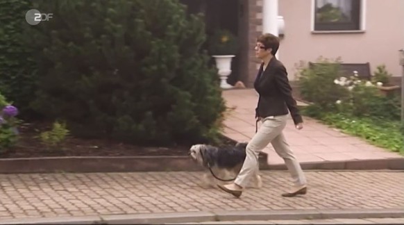 Die CDU-Chefin führt einen Hund aus.