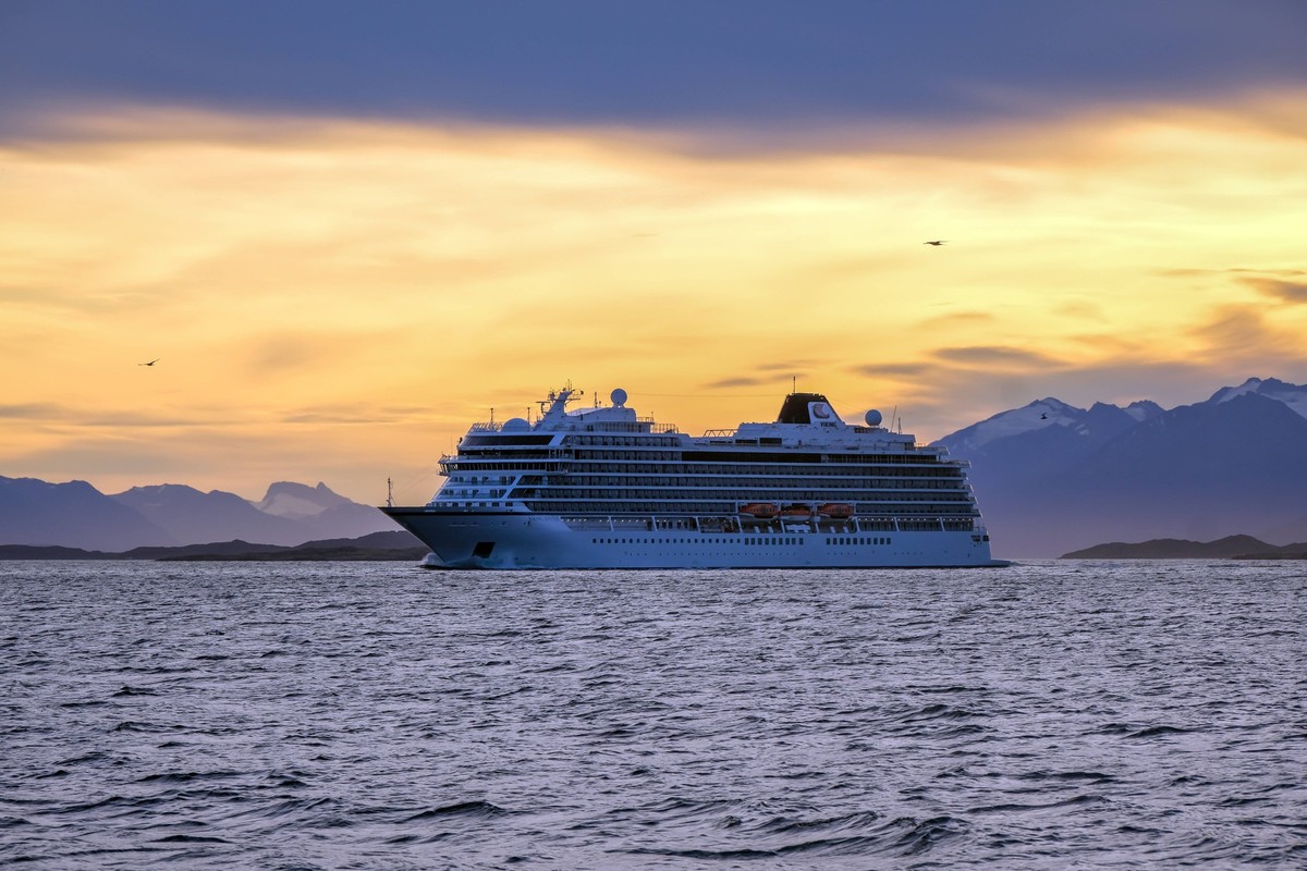 Ushuaia, Feuerland, Argentinien - Kreuzfahrtschiff Viking Jupiter bei Abendsonne im Beagle-Kanal, der Beagle-Kanal ist eine natuerliche Wasserstrasse an der Suedspitze Suedamerikas, die den Atlantik m ...