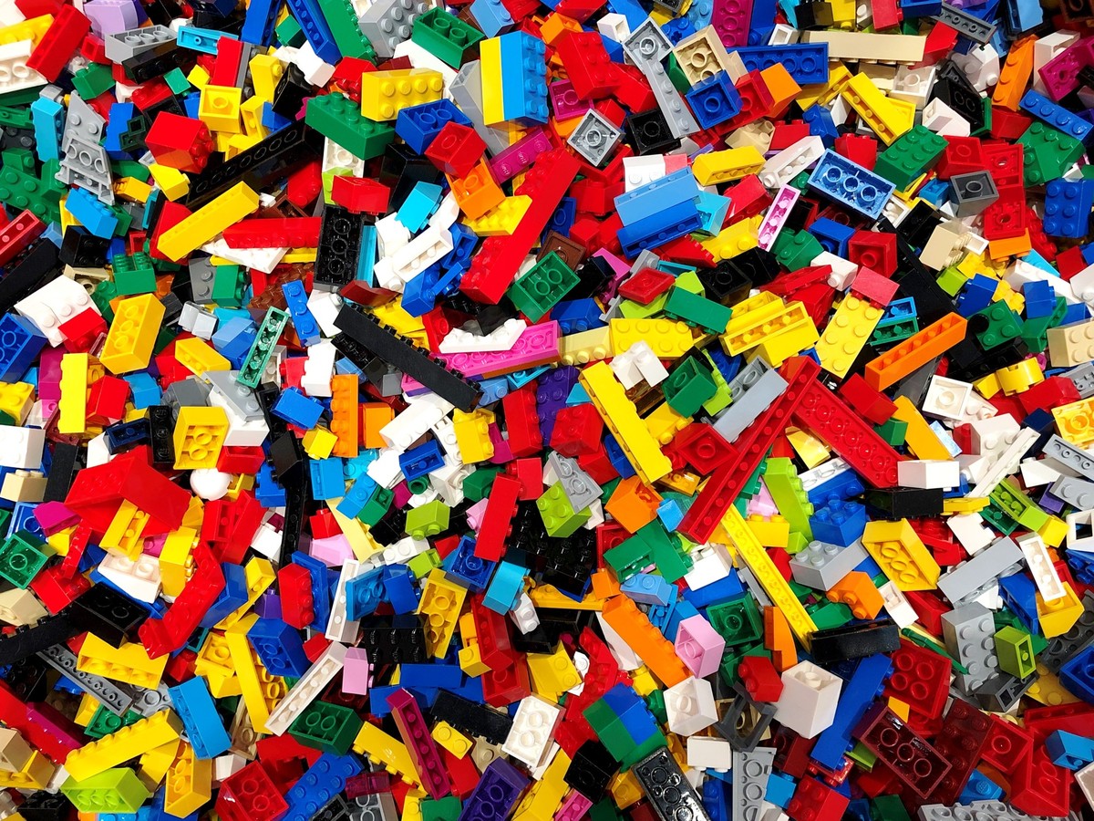 ARCHIV - 15.08.2019, Dänemark, Billund: Bunte Legosteine liegen im Lego-Hauptsitz im dänischen Billund in einer Kiste. (zu dpa: «Lego steigert Umsatz und Gewinn») Foto: Steffen Trumpf/dpa +++ dpa-Bild ...