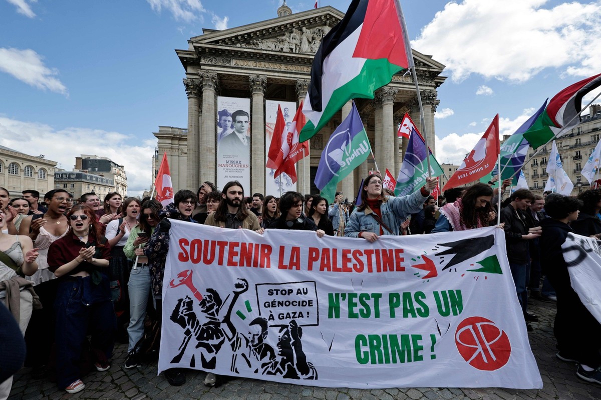 dpatopbilder - 03.05.2024, Frankreich, Paris: Menschen schwenken pal�stinensische Fahnen w�hrend einer Aktion von Studenten mehrerer Universit�ten zur Unterst�tzung der pal�stinensischen Bev�lkerung.  ...