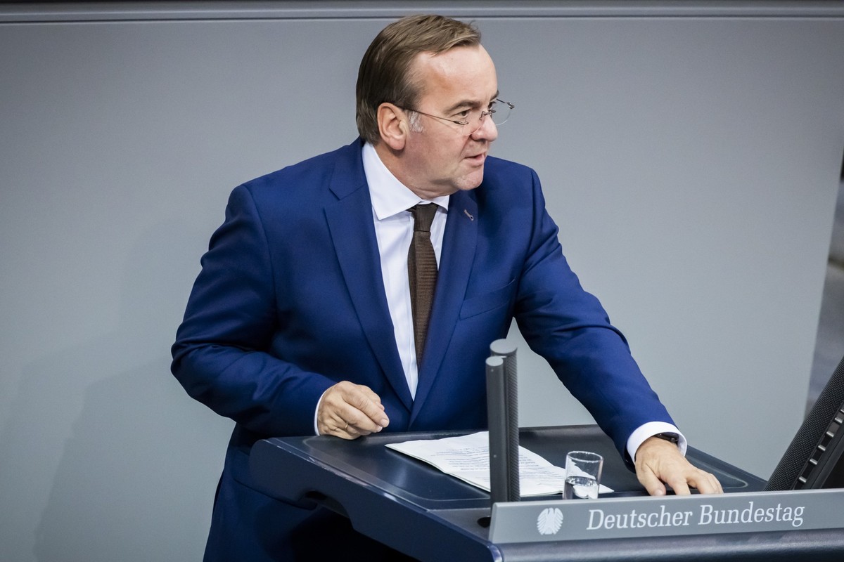 16.10.2025, Berlin: Boris Pistorius (SPD), Bundesminister der Verteidigung, spricht im Plenum des Deutschen Bundestages bei der Debatte zum Wehrdienst-Modernisierungsgesetz. Das Parlament befasst sich ...