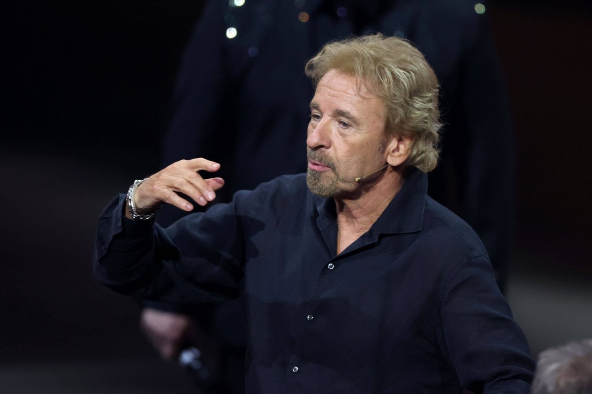 ZDF - Wetten, dass... Fernsehmoderator Thomas Gottschalk während der ZDF - Fernsehshow Wetten , dass... am 19.11.2022 live aus Friedrichshafen. 20221119SBK0085 *** ZDF Wetten , dass television host Th ...