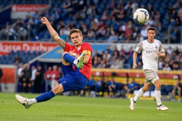 KFC Uerdingen vs SV Waldhof Mannheim, Hinspiel Aufstiegsrunde 3. Liga, 24.05.2018 Mario Erb (KFC Uerdingen 25) mit einem Seitfallzieher beim Hinspiel um den Aufstieg in die 3. Liga zwischen dem KFC Ue ...