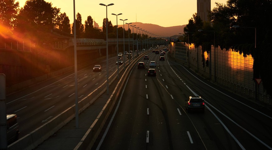 Wien, Austria - July 17, 2019: Abendverkehr auf der A22 im Gegenlicht. Wien Wien Austria *** Vienna, Austria July 17, 2019 Evening traffic on the A22 in backlight Vienna Vienna Austria PUBLICATIONxNOT ...