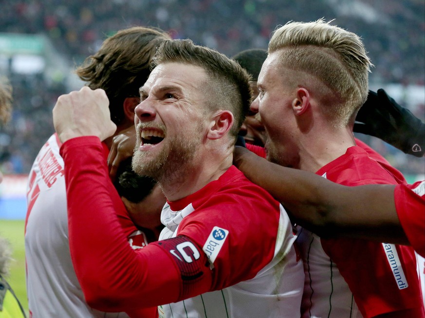 Daniel Baier (FC Augsburg 10) Jubel nach dem 3:0 von Marco Richter (FC Augsburg 23), FC Augsburg vs. Eintracht Frankfurt, 1.Bundesliga, Fussball, 04.02.2018, Augsburg *** Daniel Baier FC Augsburg 10 c ...