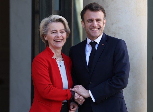 03.04.2023, Frankreich, Paris: Emmanuel Macron (r), Pr