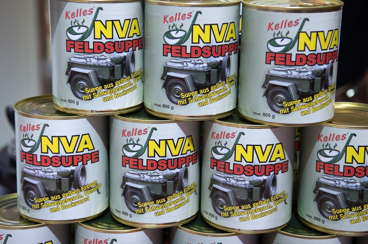 Bei ostdeutschen Rewe-Filialen werden derzeit "NVA Feldsuppen" angeboten.